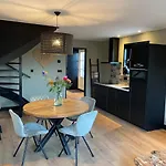 De Heerlykheid Wemeldinge, Vlak Bij Strand En Bos, Ruime Vakantiewoning Met Eigen Patio In De Karakteristieke Dorpsstraat