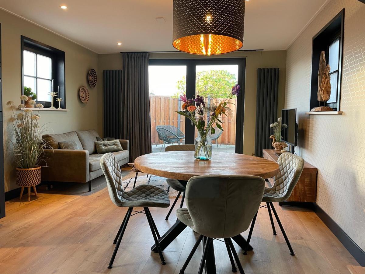 De Heerlykheid Wemeldinge: Spacious Beachside Retreat With Private Patio *
