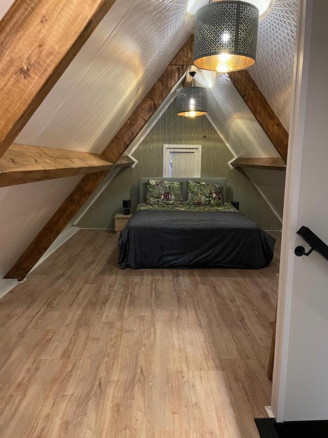 De Heerlykheid Wemeldinge: Spacious Beachside Retreat With Private Patio *