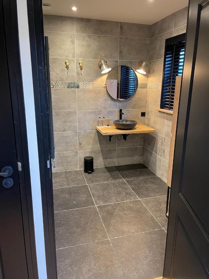 Holiday home De Heerlykheid Wemeldinge: Spacious Beachside Retreat With Private Patio